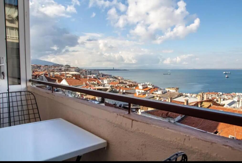 Charming Sea View House In Apartment Izmir